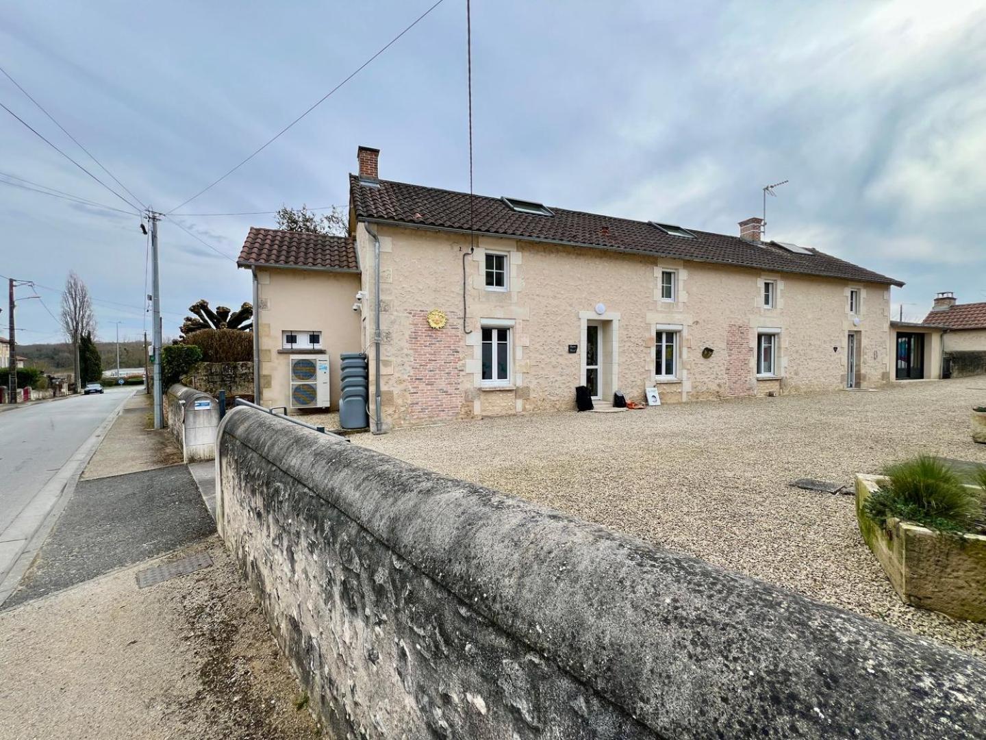 Chez Marcel - Maison 3 Chambres Lussac-les-Chateaux Exterior photo